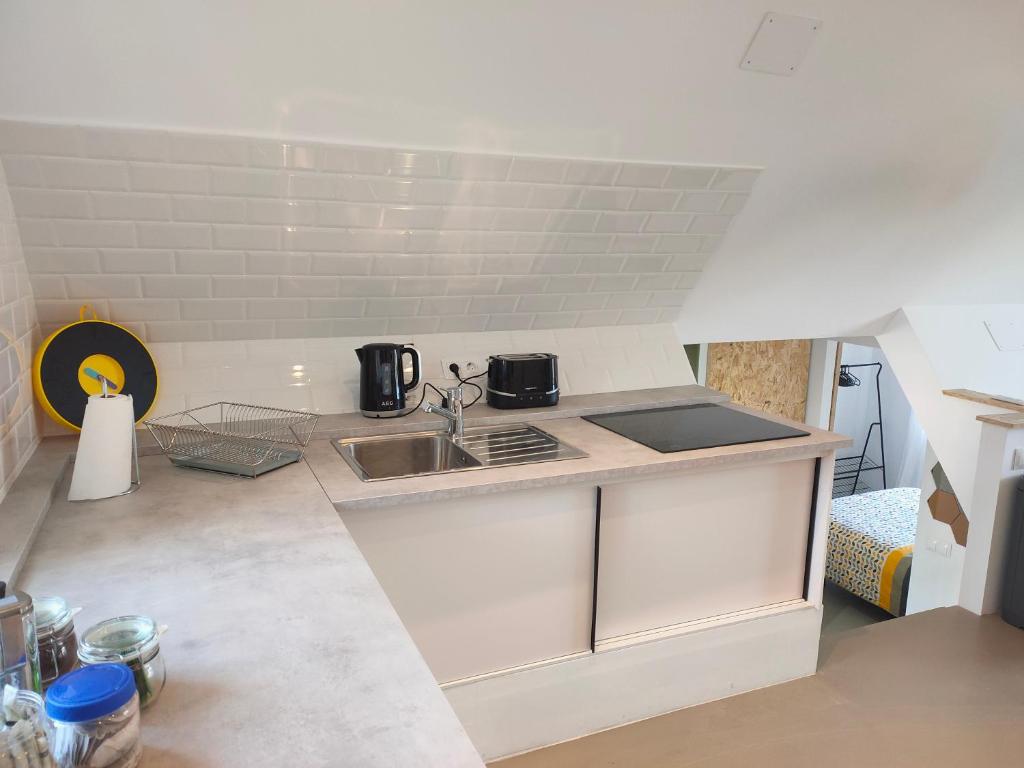 Kuchyň nebo kuchyňský kout v ubytování HEXAGON Apartment BY NAMASTE ELITE