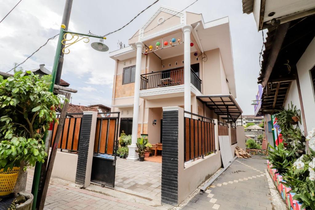 una casa con balcón en una calle en Java Homestay, en Yogyakarta