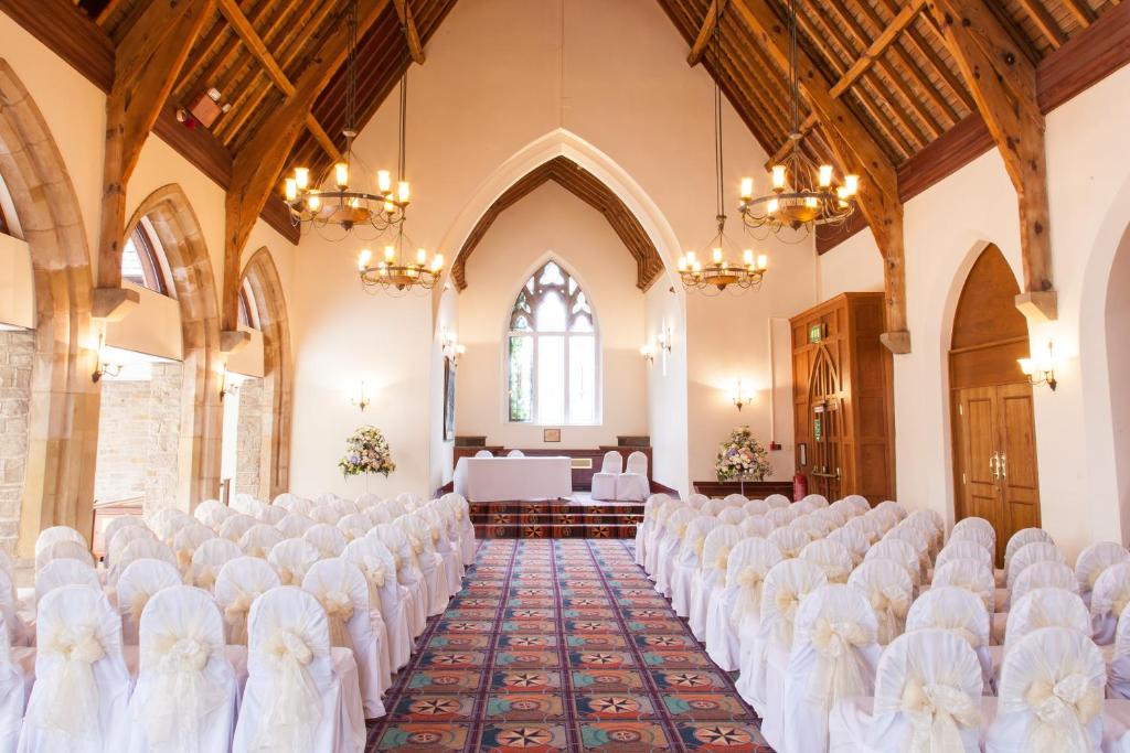 una habitación con filas de sillas en una iglesia en Holiday Inn Bolton Centre, an IHG Hotel, en Bolton