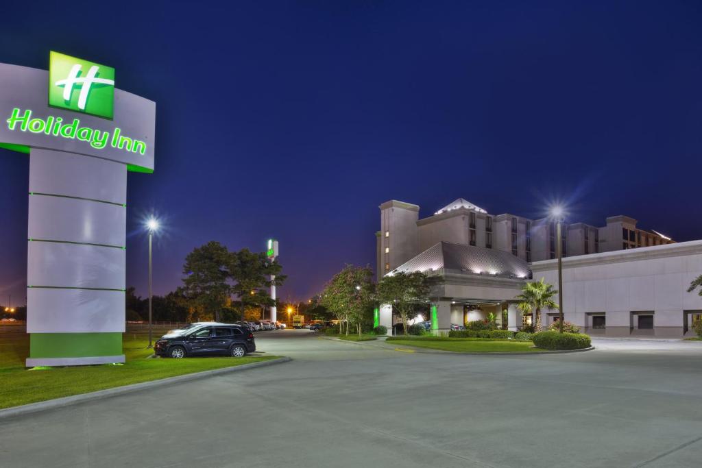 un'auto parcheggiata in un parcheggio di fronte a un hotel di Holiday Inn Baton Rouge-South, an IHG Hotel a Baton Rouge