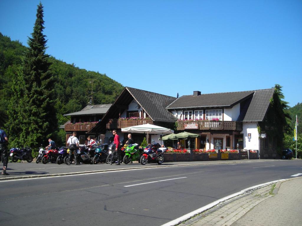 un grupo de motocicletas estacionadas frente a un edificio en Hotel Forsthaus, en Volkesfeld