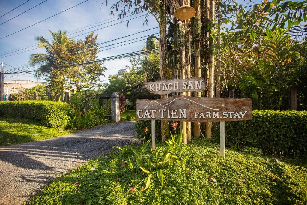 znak dla ogrodu z dwoma znakami drogowymi w obiekcie Cat Tien Farm Stay w mieście Tân Phú