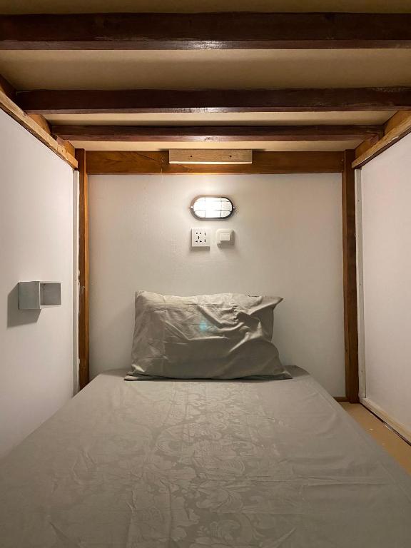 Postel nebo postele na pokoji v ubytování Wonderloft Hostel Jogja