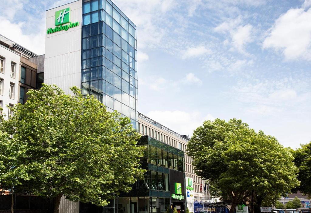 un edificio con un cartel en el costado en Holiday Inn Bristol City Centre, an IHG Hotel en Bristol