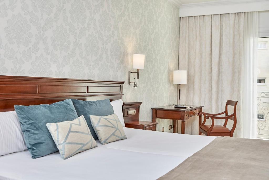 
Double or Twin Room (2 Adults + 1 Child)
