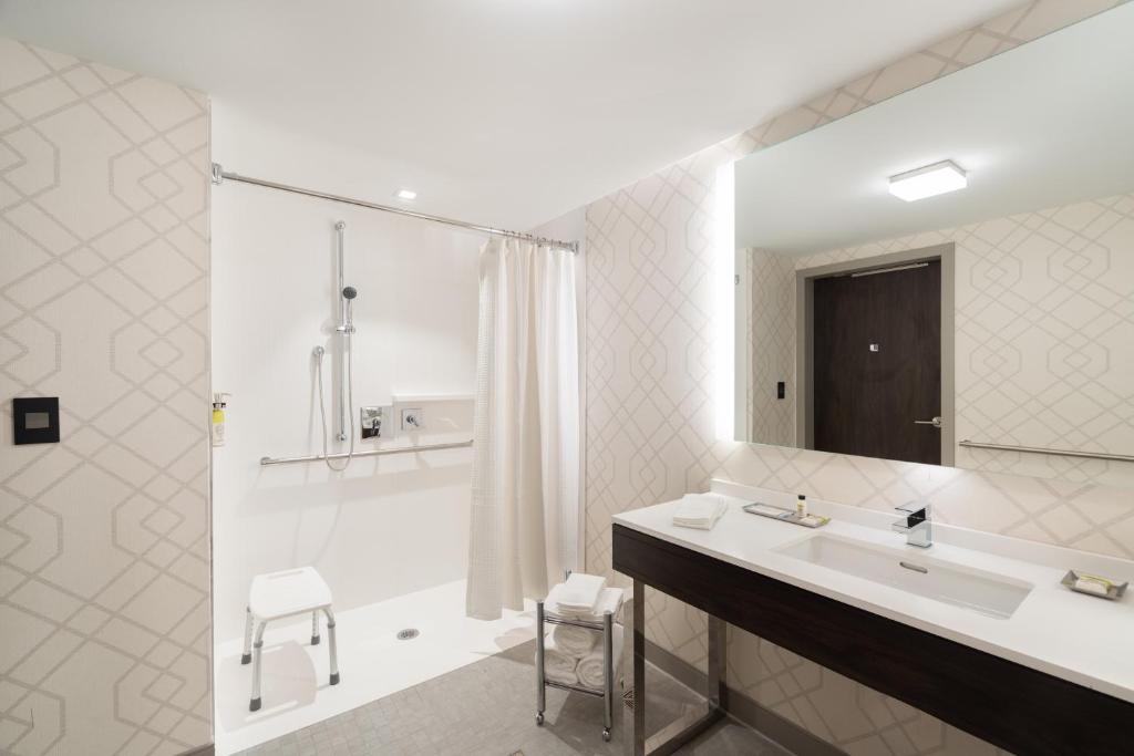 Holiday Inn Boston Logan Airport - Chelsea by IHG - Zimmer Mit Kingsize-Bett – Barrierefreie Dusche