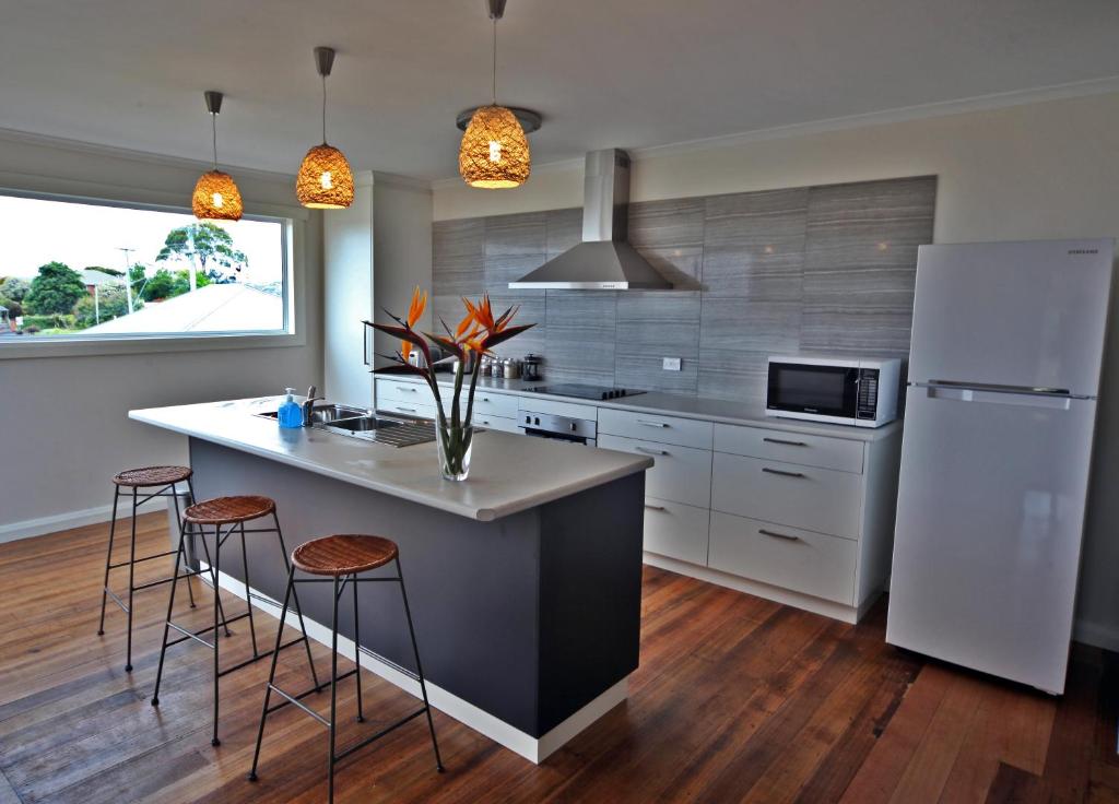 A kitchen or kitchenette at Seaview House Ulverstone