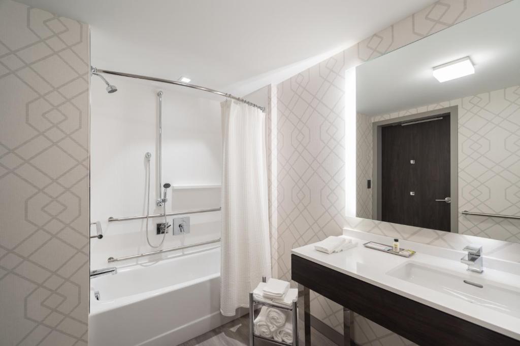 Holiday Inn Boston Logan Airport - Chelsea by IHG - King Room - Mobility Access/Hearing Accessible