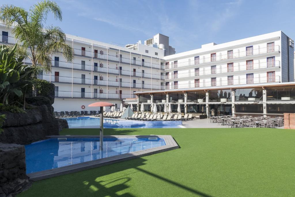 a hotel with a large pool and a resort at Hotel Papi Blau in Malgrat de Mar