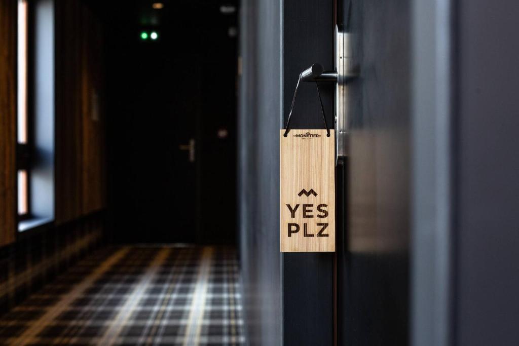 a sign on a door that says yes please at Hôtel Restaurant Le Monêtier in Le Monêtier-les-Bains