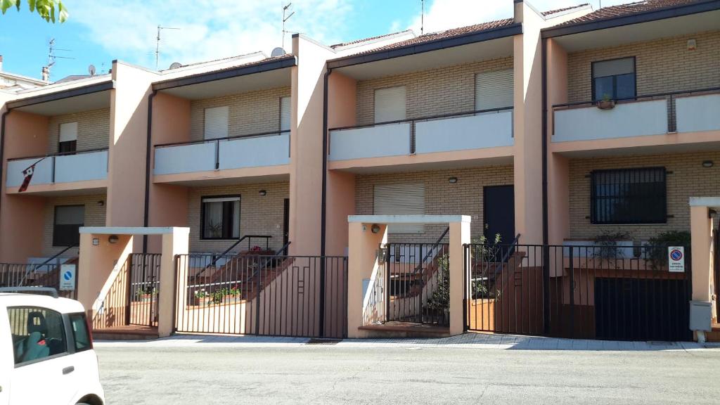 an empty parking lot in front of a building at Villetta di Charme in Centro Città in Lanciano