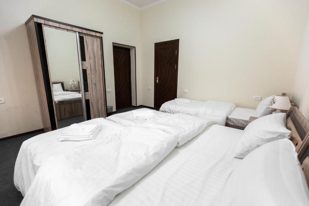Light Hotel - Triple Room With Private Bathroom