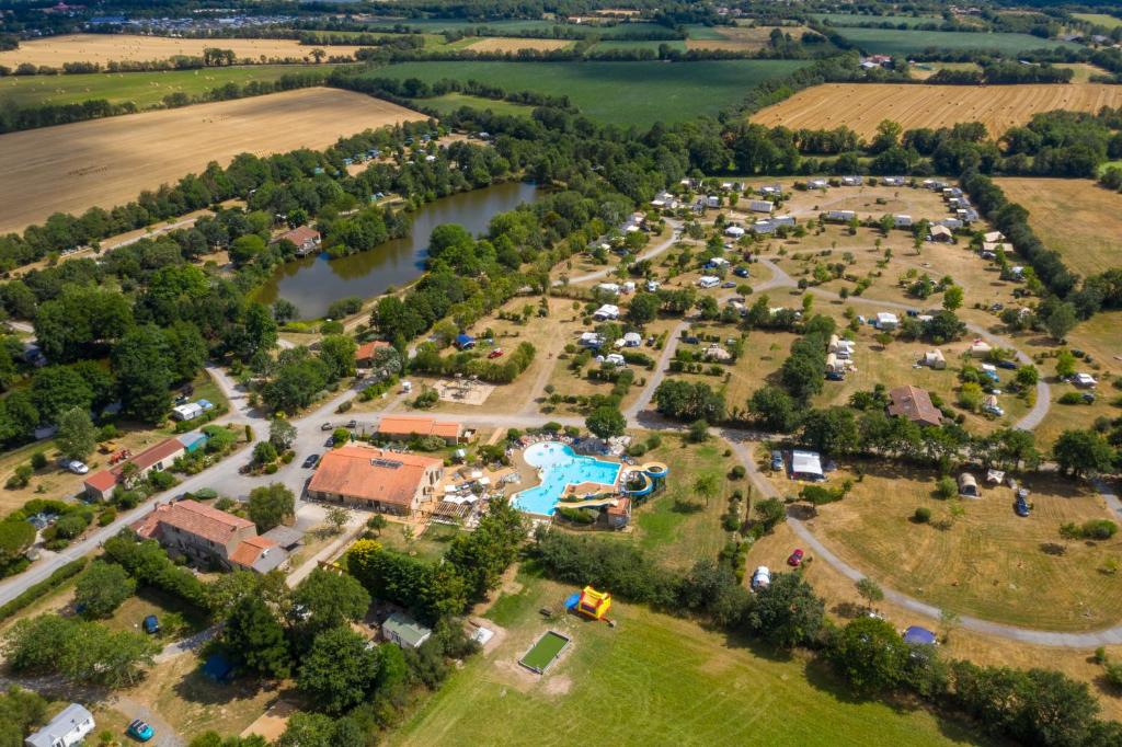 una vista aérea de un parque con piscina en Camping RCN La Ferme du Latois, en Coëx