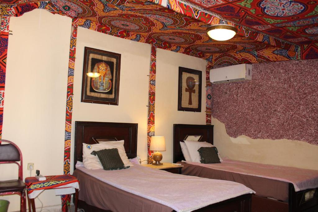 Postel nebo postele na pokoji v ubytování Pyramids Overlook Inn