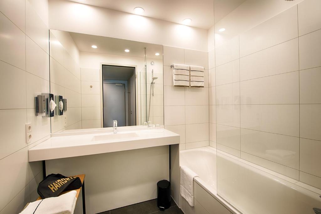 Ein Badezimmer in der Unterkunft LOGINN Hotel Leipzig