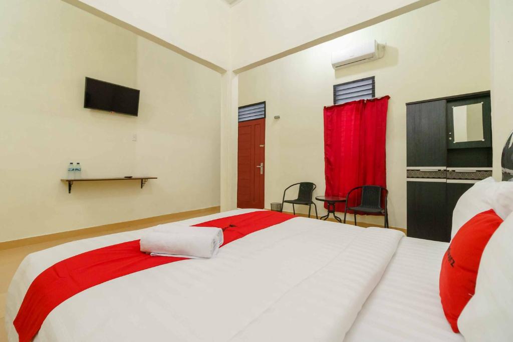RedDoorz Plus @ Setiabudi Medan 4 - Double Room