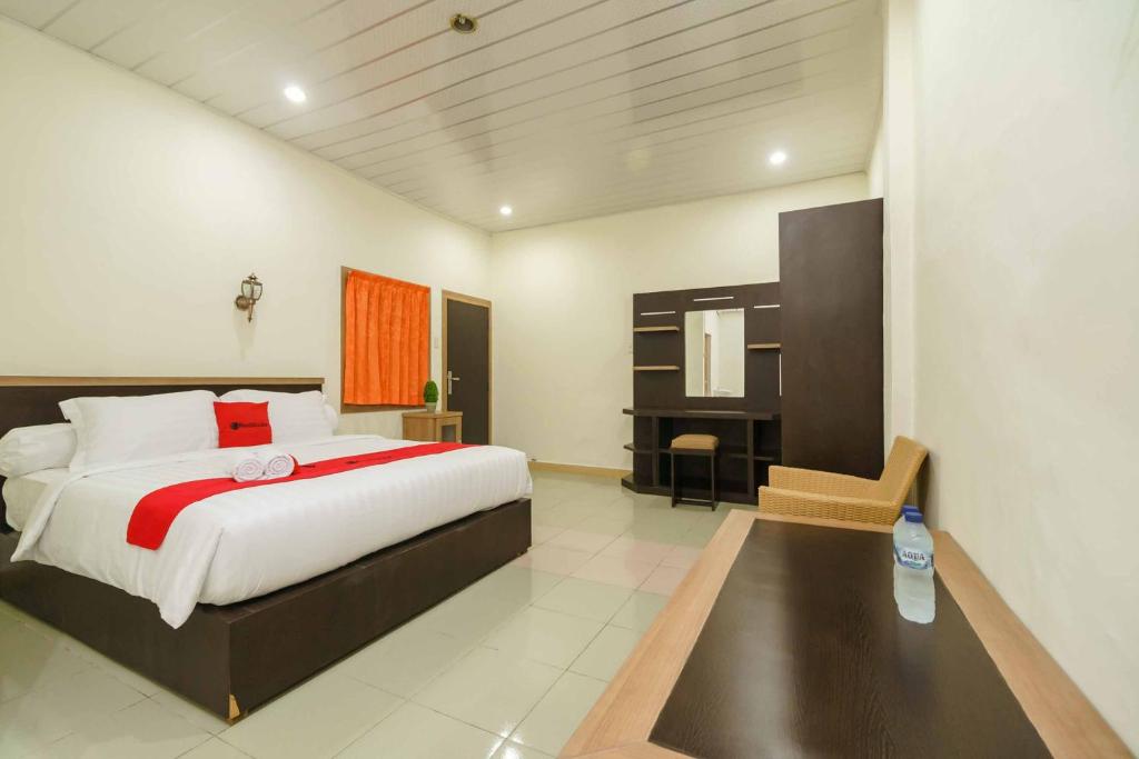 RedDoorz Plus @ Setiabudi Medan 4 - Deluxe Room