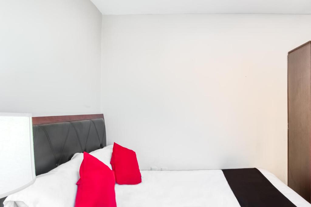 Postel nebo postele na pokoji v ubytování Boca Inn Hotel & Suites