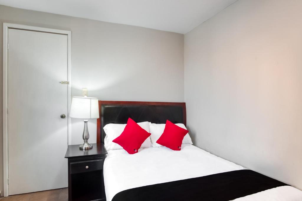 Postel nebo postele na pokoji v ubytování Boca Inn Hotel & Suites
