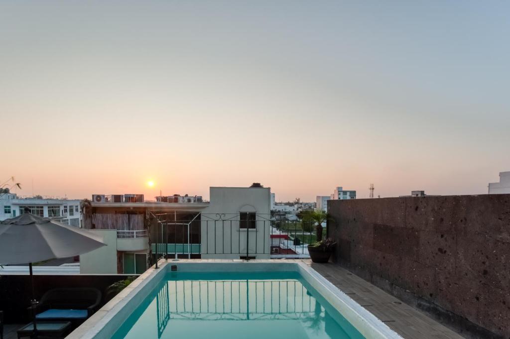 Bazén v ubytování Boca Inn Hotel & Suites nebo v jeho okolí