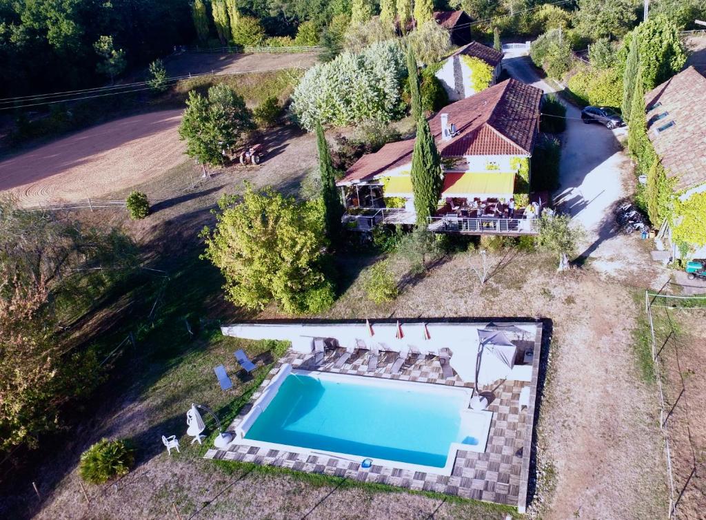 une vue aérienne d'une maison avec piscine dans l'établissement La ferme de Pouzatel proche Bonaguil, à Fumel