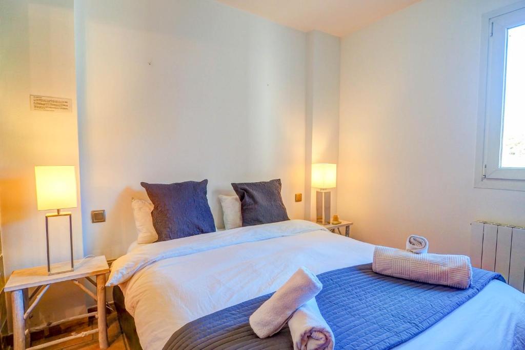 A bed or beds in a room at La Marina Sea Front by Hello Homes Sitges