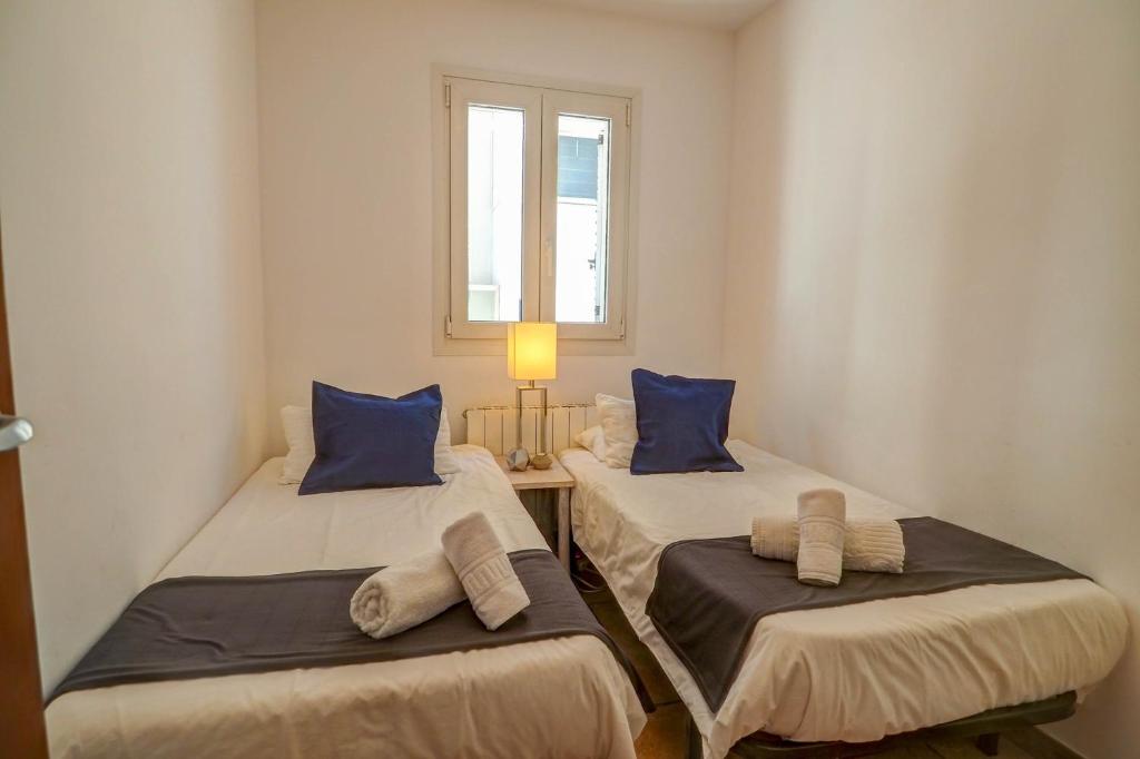 A bed or beds in a room at La Marina Sea Front by Hello Homes Sitges