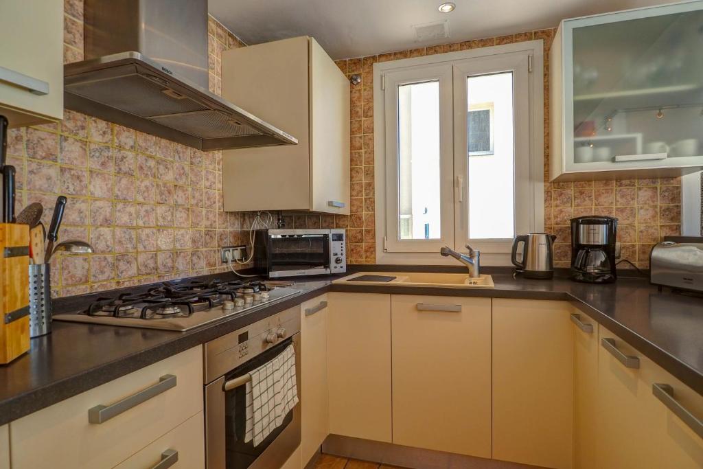 A kitchen or kitchenette at La Marina Sea Front by Hello Homes Sitges