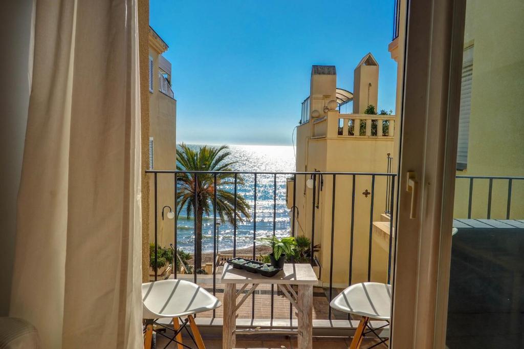 Rõdu või terrass majutusasutuses La Marina Sea Front by Hello Homes Sitges