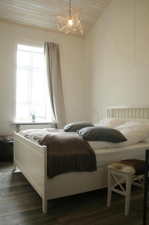 Rúm í herbergi á Brimslóð Atelier Guesthouse