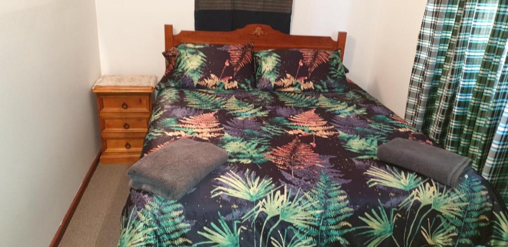 Ein Bett oder Betten in einem Zimmer der Unterkunft Mermaid Beachside Accommodation