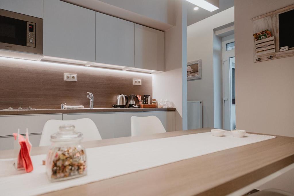 Kuchyňa alebo kuchynka v ubytovaní Kényelmes apartman a belváros szélén