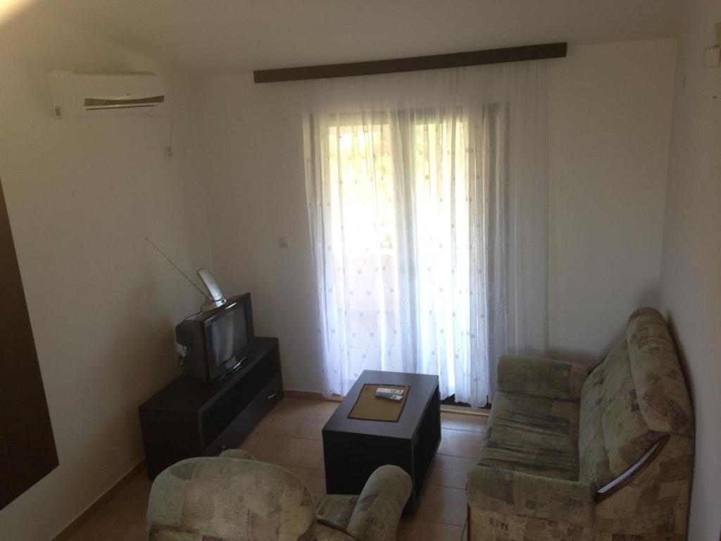TV a/nebo společenská místnost v ubytování Niki Apartments