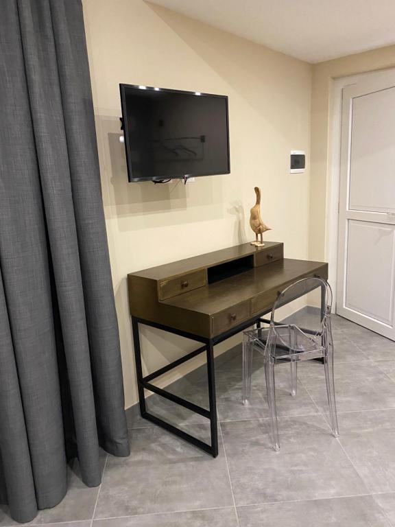 TV a/nebo společenská místnost v ubytování VIVERONE LAKE ROOMS