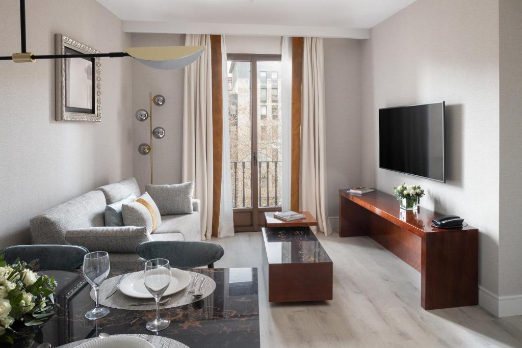 TV a/nebo společenská místnost v ubytování Suites Center Barcelona