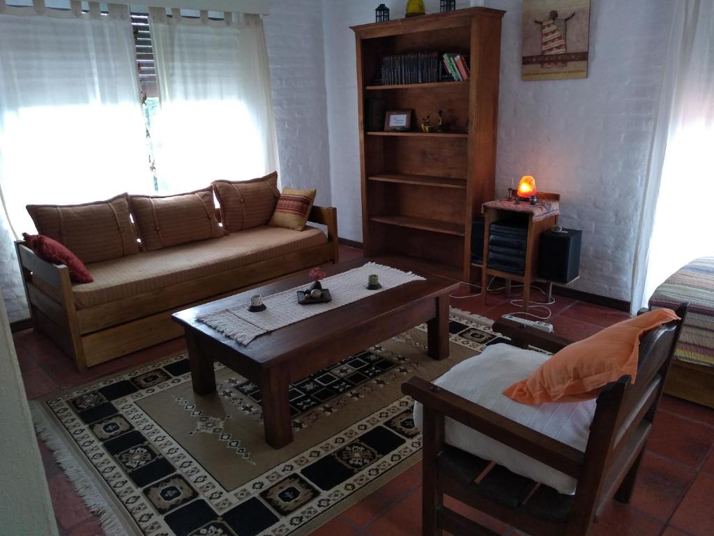 ein Wohnzimmer mit einem Sofa und einem Couchtisch in der Unterkunft Habitación Gabriela Mistral in Colonia del Sacramento