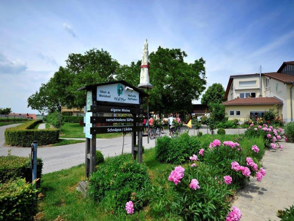 Ein Schild mit einer Rakete in einem Garten mit Blumen. in der Unterkunft Ferienhof Walter in Freiburg im Breisgau