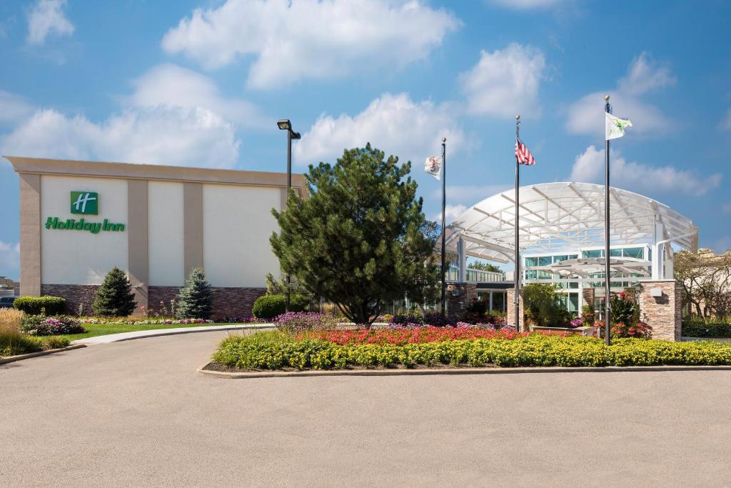 un edificio de walmart con banderas en un parque en Holiday Inn Chicago - Elk Grove, an IHG Hotel, en Elk Grove Village