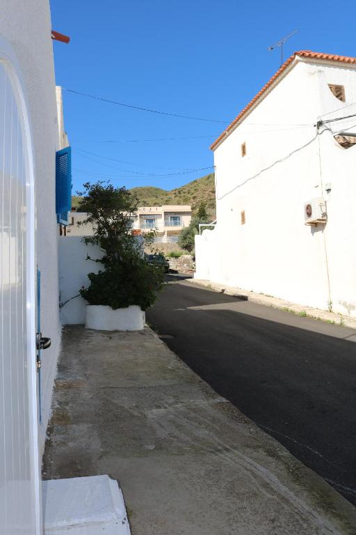 una calle vacía al lado de un edificio blanco en Espuma de Mar en San José