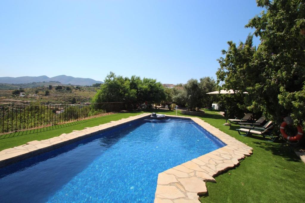 ベニッサにあるRocasol - rustic finca for nature lovers in Benissaの家の庭にあるプール