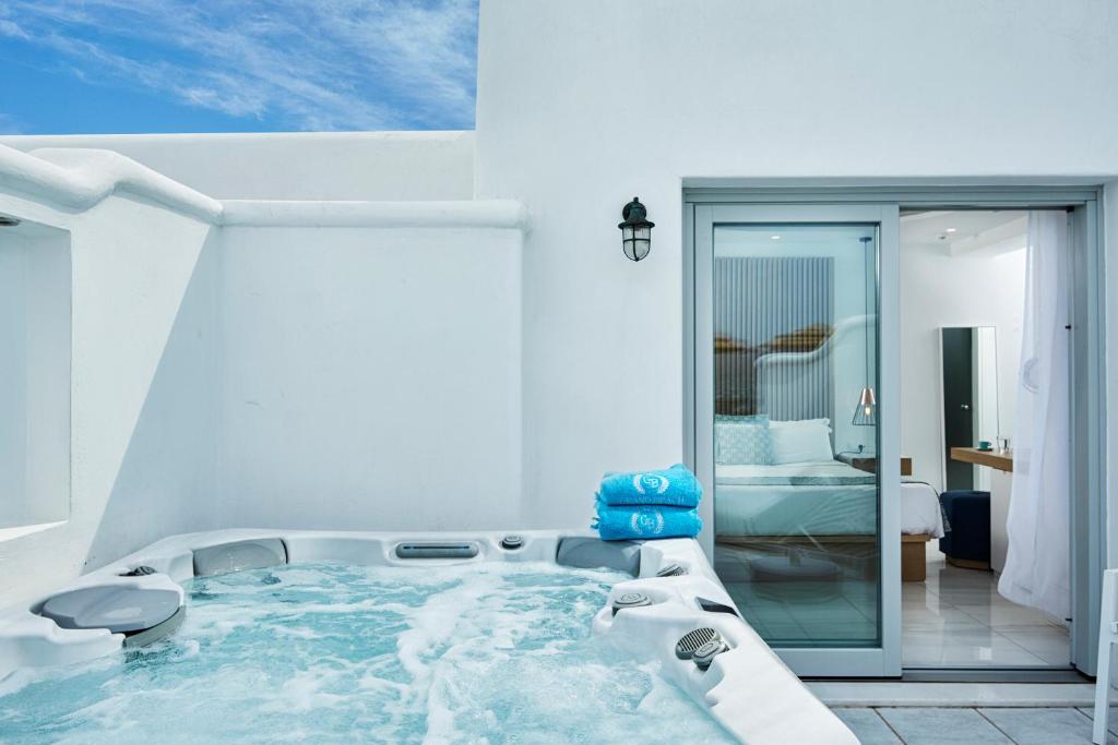 Bazén v ubytování Grand Beach Hotel nebo v jeho okolí