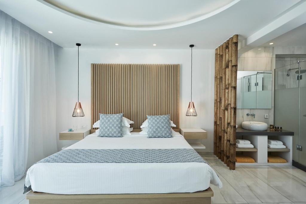 Postel nebo postele na pokoji v ubytování Grand Beach Hotel