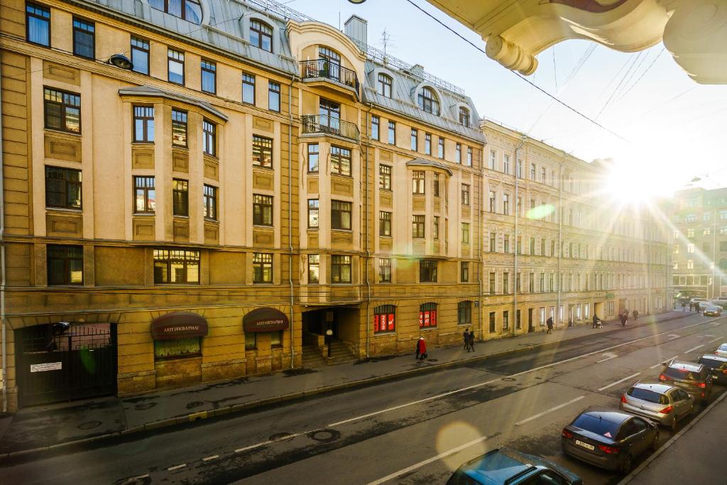 una calle de la ciudad con coches estacionados frente a los edificios en Atrium Hotel, en San Petersburgo