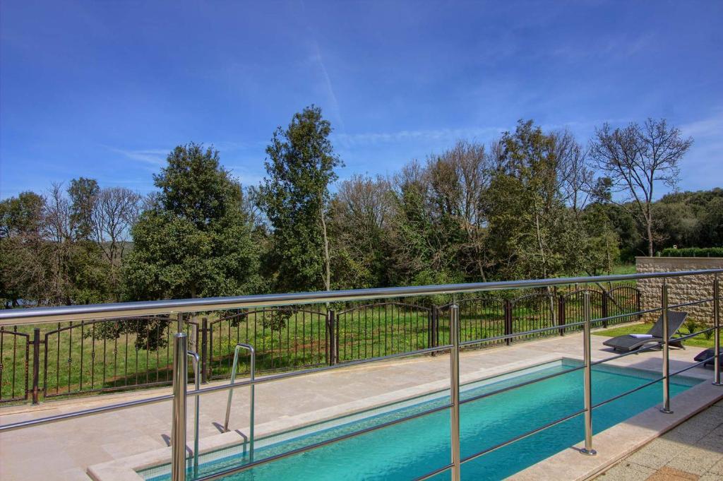 Bazén v ubytovaní Complex of 2 villas Banjole-Olivia with 2 private pools for up to 20 persons only 200m from the beach - WiiBuk alebo v jeho blízkosti