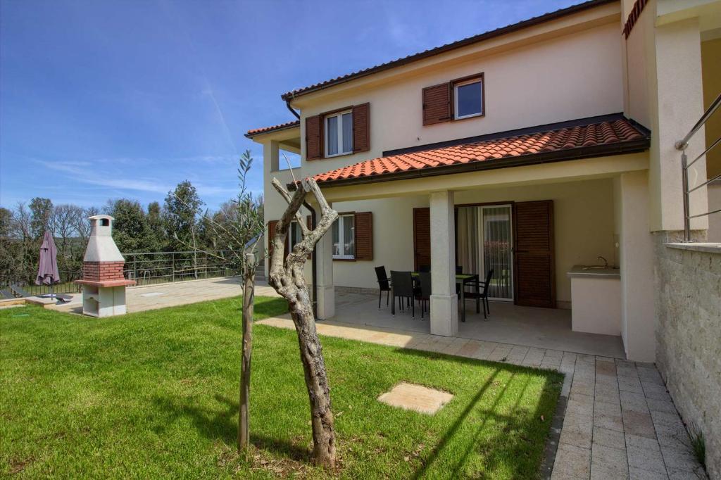 Vonkajšia záhrada v ubytovaní Complex of 2 villas Banjole-Olivia with 2 private pools for up to 20 persons only 200m from the beach - WiiBuk