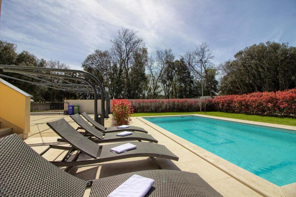 Bazén v ubytovaní Complex of 2 villas Banjole-Olivia with 2 private pools for up to 20 persons only 200m from the beach - WiiBuk alebo v jeho blízkosti