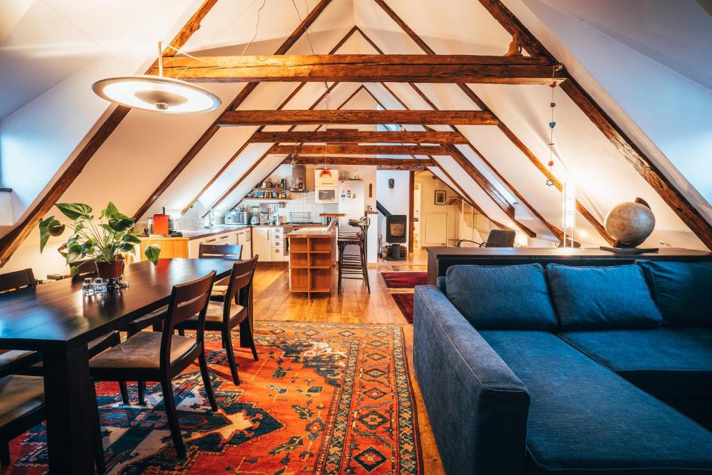uma sala de estar com um sofá azul e uma mesa em Designer Loft em Cesky Krumlov