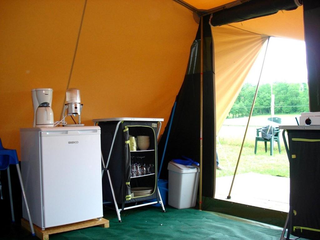 Kuchyň nebo kuchyňský kout v ubytování Chalet et mobil homes dans la montagne au Camping les Sapins