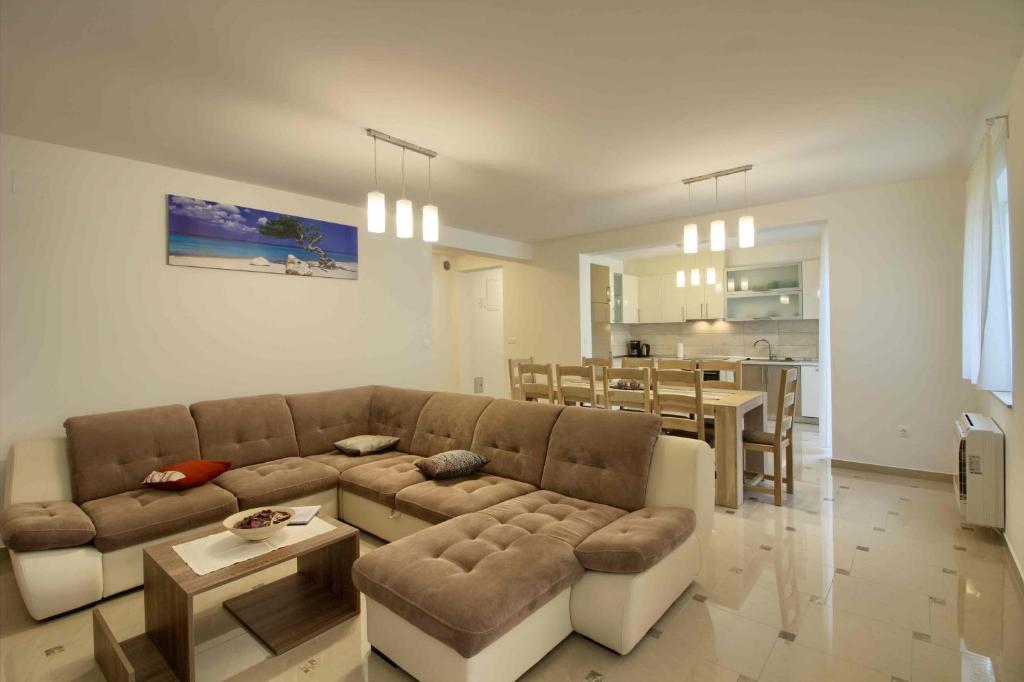 Posedenie v ubytovaní Complex of 2 villas Banjole-Olivia with 2 private pools for up to 20 persons only 200m from the beach - WiiBuk