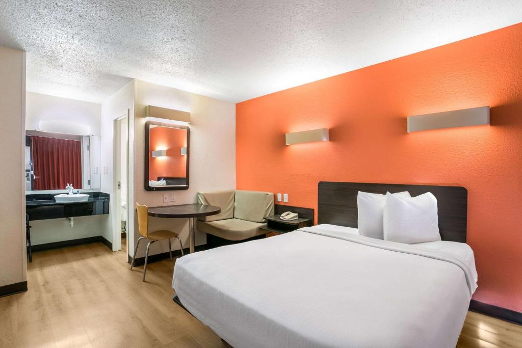 Rodeway Inn Baltimore - Inner Harbor South - Queen Room - Smoking